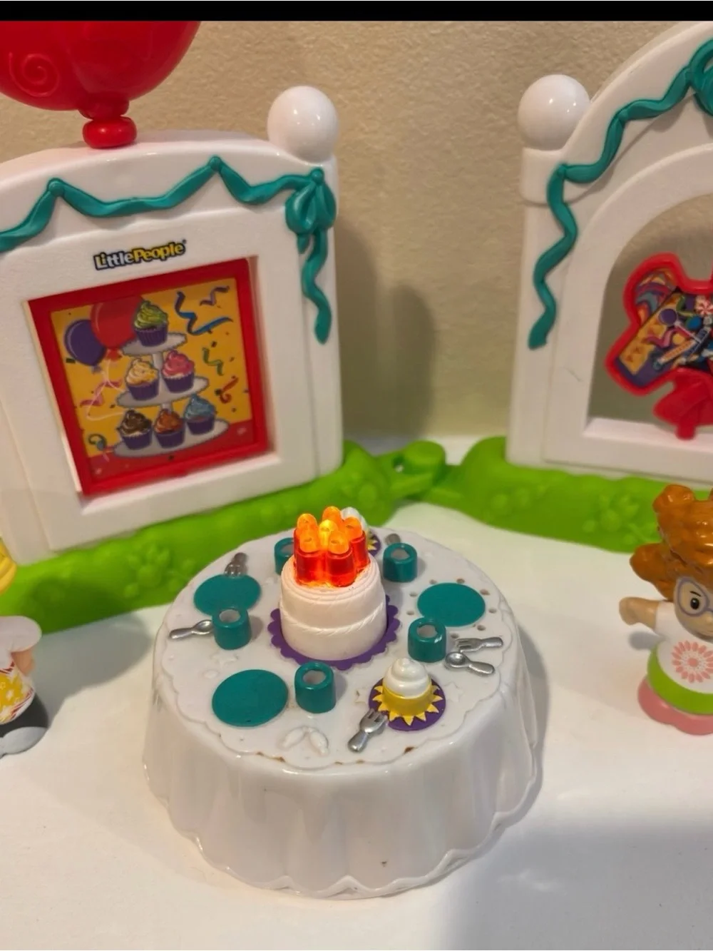 Kids Birthday Playset with White & Green Cake Table